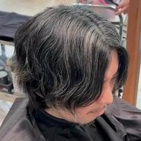 〈白髪〉が目立つ男性→透明感のある〈ブルーブラック〉に染めて若々しい印象にスタイルチェンジ！