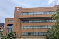 愛知県で目撃した「川の上に建つ町役場」が話題　不思議な光景に「どうしてこんな所へ」