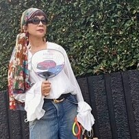 【69歳マダム】小物が主役の「お散歩コーデ」が素敵！遊び心ある着こなしに「ご近所でも手抜きしないのさすが」の声