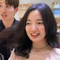 「雨が多いと髪が広がる」髪の癖を気にする女性が初めての縮毛矯正にトライ。サラサラストレートに本人も喜び