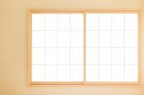 【2.9万いいね】帰宅した飼い主が「窓越しに見た猫の意外な姿」　思わず笑ってしまう状態に「何してるんだ」