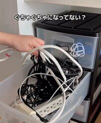 【100均DIY】クリアファイルとマスキングテープ、樹脂ホックでケーブルホルダーを作成。ごちゃつく配線をスッキリと整理し、日々の片付けを快適にする工夫