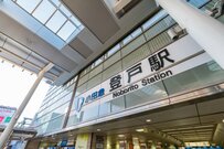 小田急線登戸駅のホームを訪れてみたら…「人気作品の世界観を楽しめるデザイン」に11万いいね