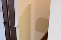 【壁紙DIY】わずか40分の作業で！ボロボロだった階段横の壁が、見違えるほど綺麗な壁紙に大変身！その手際の良さに絶賛の声
