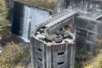 群馬県のダム横に建つ「謎の建造物」　まさかの用途に「面白い」「不思議」