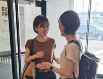 初めて友達同士でホテルに宿泊する女子大生　チェックイン時の「予想外の展開」にほっこりしてしまう