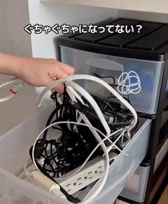 【100均DIY】クリアファイルとマスキングテープ、樹脂ホックでケーブルホルダーを作成。ごちゃつく配線をスッキリと整理し、日々の片付けを快適にする工夫