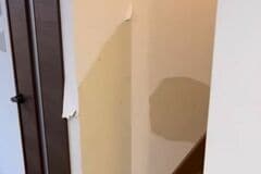 【壁紙DIY】わずか40分の作業で！ボロボロだった階段横の壁が、見違えるほど綺麗な壁紙に大変身！その手際の良さに絶賛の声