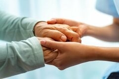 65歳からの「介護保険料」は1人あたり月額どれくらいなの？たとえば「年金月額25万円」だったらいくらかシミュレーション
