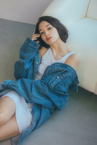 剛力彩芽‼️限定品で非売品の50枚中の希少な1枚。 剛力彩芽ミニ丈タイトワンピで色気爆発「極悪女王」美ボディ披露