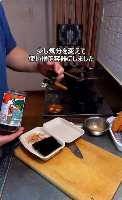 かつお節を散らしたご飯の上に、海苔をのせる