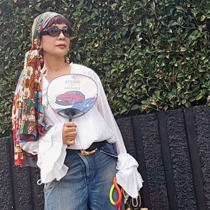 【69歳マダム】小物が主役の「お散歩コーデ」が素敵！遊び心ある着こなしに「ご近所でも手抜きしないのさすが」の声