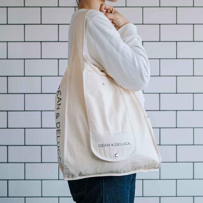 持ち手を肩にかけることで負担を軽減