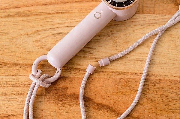 万が一の時も首にストラップが強く巻き付きにくい安心設計です