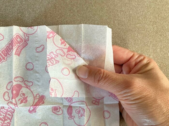 赤いカラーの総柄プリントがかわいい