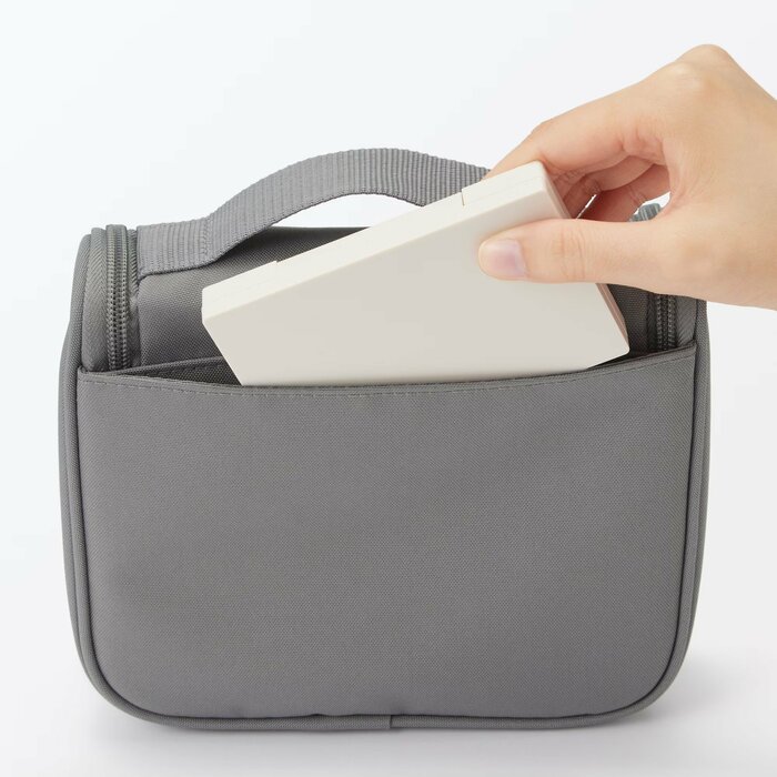 無印良品のロングセラーアイテム「吊るして使える洗面用具ケース」
