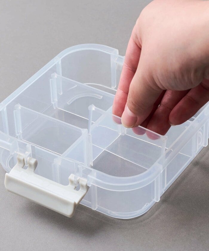 仕切りを外してキーホルダーなどを入れる場所を広げたりできます