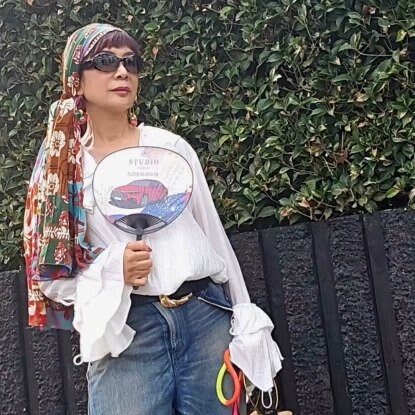 【69歳マダム】小物が主役の「お散歩コーデ」が素敵！遊び心ある着こなしに「ご近所でも手抜きしないのさすが」の声