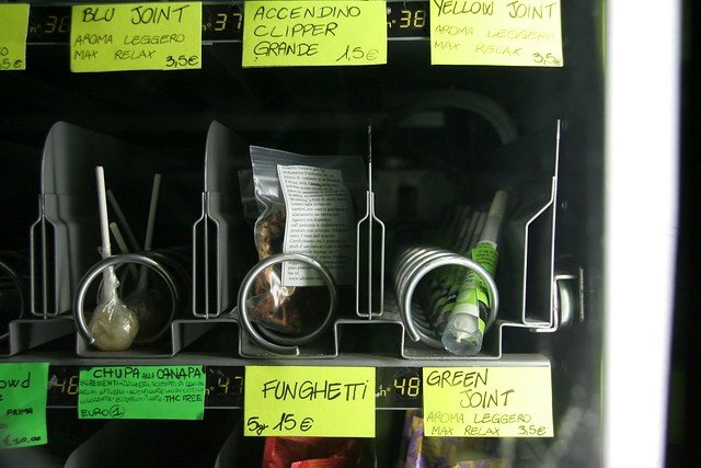 ”コーヒーショップ”と呼ばれる大麻販売専門店に設置されている自動販売機。火をつけるだけですぐに使える即席マリファナタバコや、幻覚作用を楽しむための乾燥マジック・マッシュルーム（きのこ）、大麻樹脂を練りこんだマリファナ・キャンディなどを購入できる。（画像提供：Flickr）