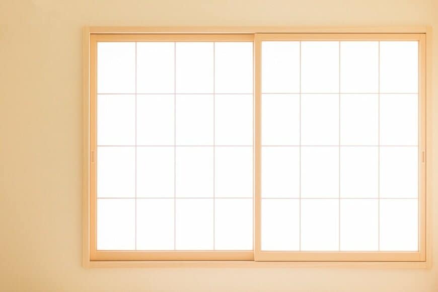 【2.9万いいね】帰宅した飼い主が「窓越しに見た猫の意外な姿」　思わず笑ってしまう状態に「何してるんだ」