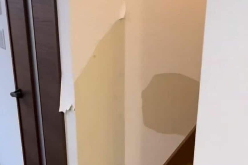 【壁紙DIY】わずか40分の作業で！ボロボロだった階段横の壁が、見違えるほど綺麗な壁紙に大変身！その手際の良さに絶賛の声