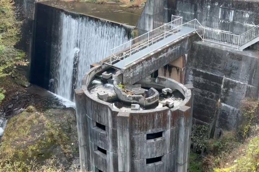 群馬県のダム横に建つ「謎の建造物」　まさかの用途に「面白い」「不思議」