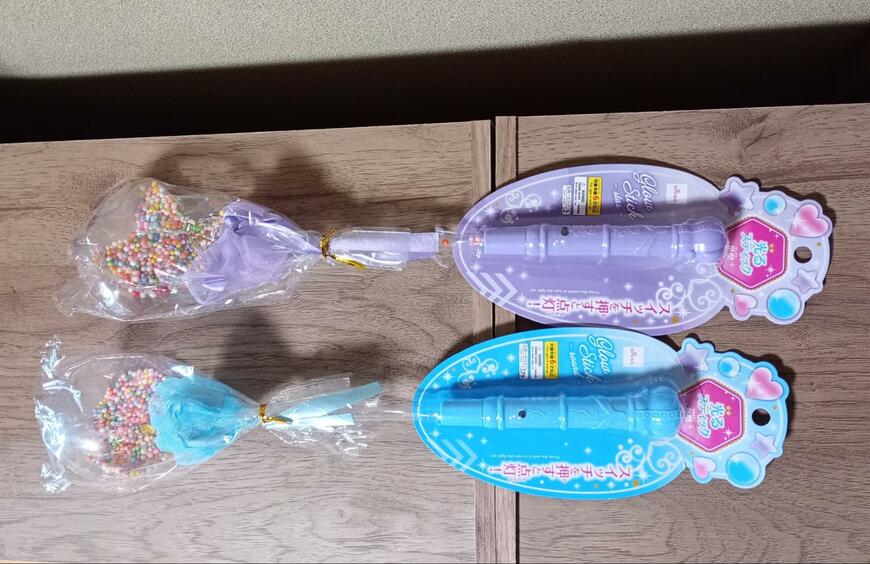 出所：筆者撮影（ダイソー、光るスティック（丸型）・光るスティック（星型））