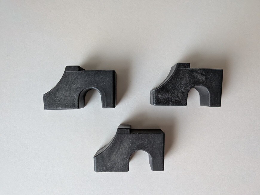 「テラコッタのようなオレンジと黒の2色から選べます。」