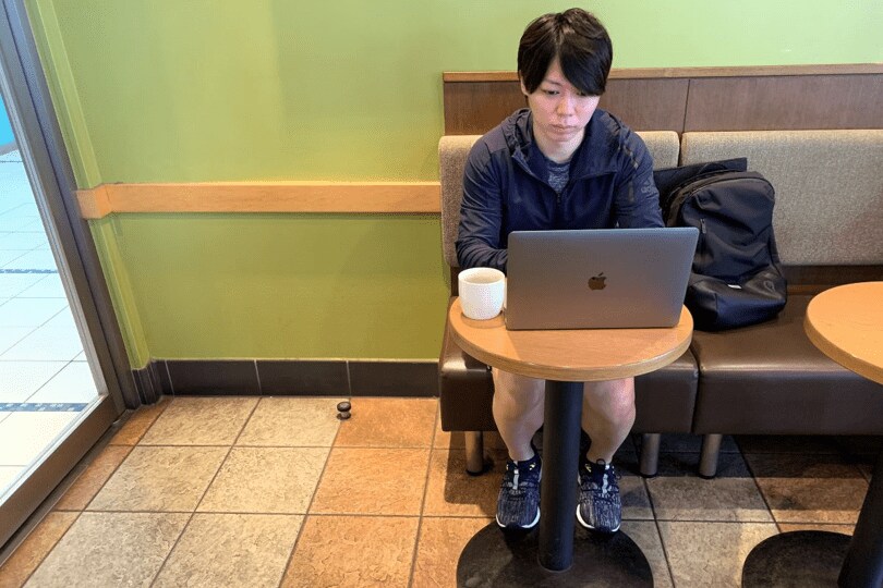 仕事中のマナブさん