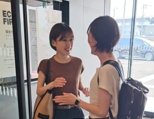 初めて友達同士でホテルに宿泊する女子大生　チェックイン時の「予想外の展開」にほっこりしてしまう