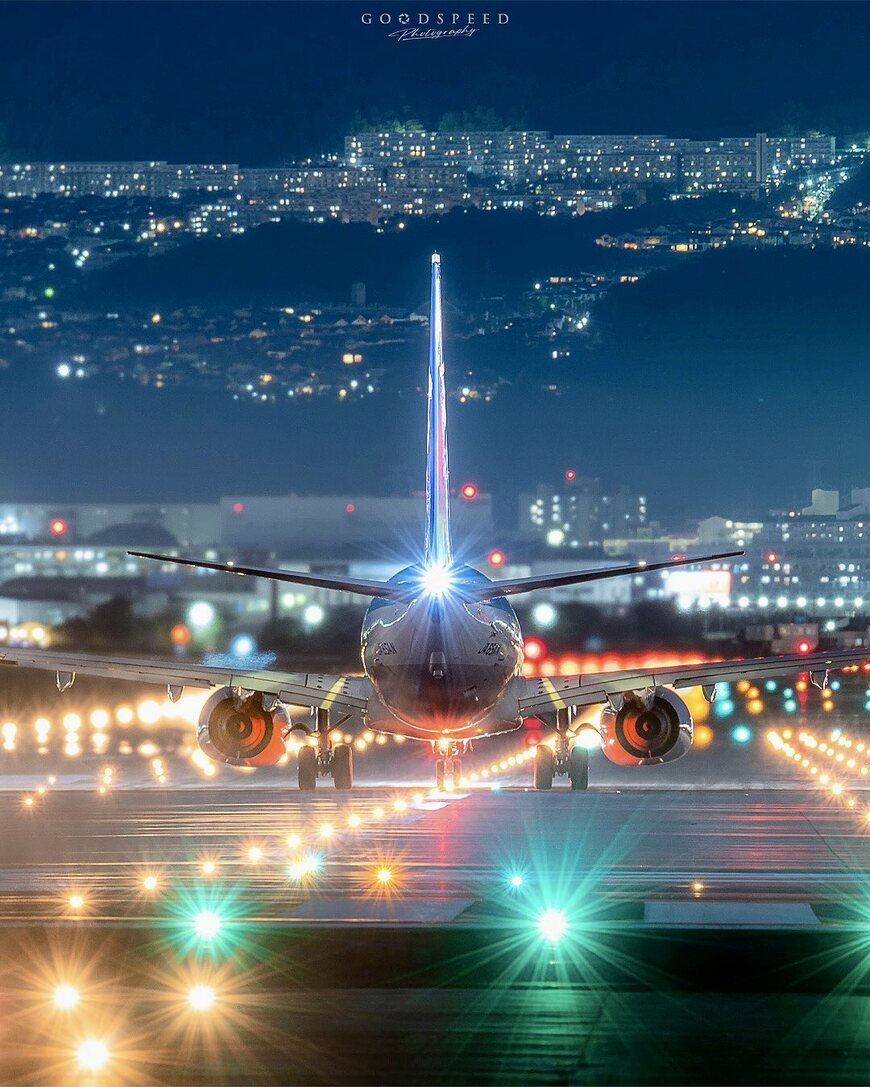 宝石のように輝く空港の夜景