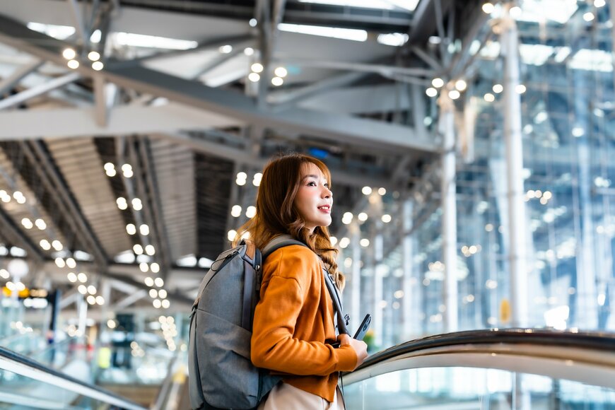 空港を移動する女性のイメージ