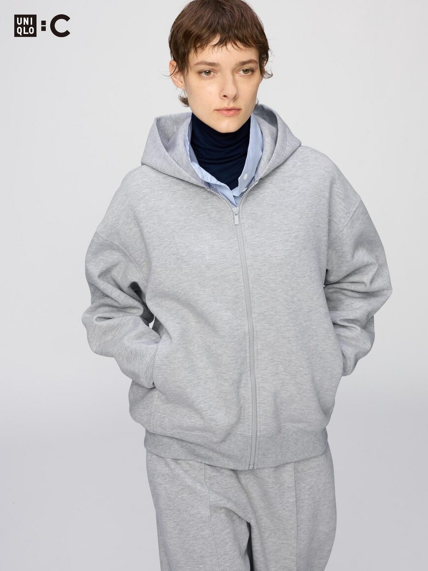明るいグレーのフルジップパーカを着た女性の着用例