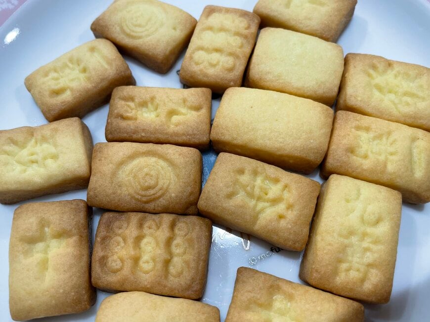 焼き上がった麻雀牌クッキー