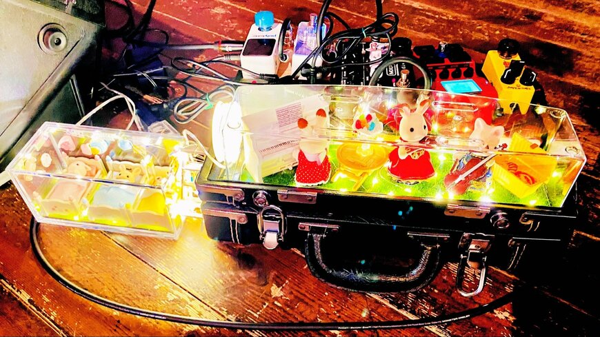 ライブでの機材の上に作った「森の音楽会」