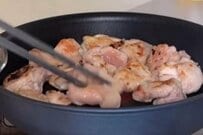 【職場の後輩が三度見】鶏肉がギュウギュウのっかった「ネギ塩鶏もも弁当」　あまりにも「飯テロビジュアル」すぎる…　