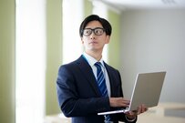 日本で「年収600万円以上」の割合は？「平均年収600万円を超える業種」はある？転職で年収アップした人の割合は約6割へ