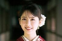 乃木坂46・筒井あやめ ハタチの深紅振り袖姿 20歳のアイドルまとめたフォトブック表紙
