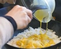 【お弁当術】寝坊した大家族ママが作る5人分の〈チャーハン弁当〉。炊飯に失敗したご飯をリメイクでリカバリーし、忙しい朝でも全て手作りで仕上げる機転の利いた工夫