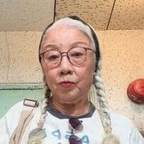 【72歳マダム】“サスペンダー”コーデがお洒落！かわいい組み合わせに「アクセントカラーが素敵」