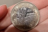 【本物のお金？】偶然見つけた「500円玉」に違和感　見慣れないデザインに驚いてしまう