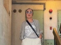【73歳マダム】“総額1万円以下”のおしゃれ「リラックスコーデ」　グレー×白のカジュアルスタイルで秋葉原にお出かけ！