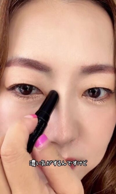 右側の鼻筋横へ塗ってみる