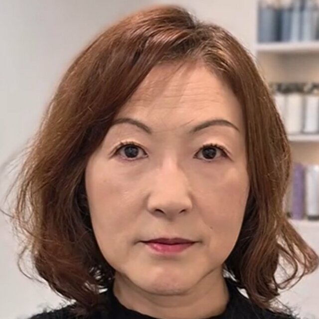 年齢による髪の広がりやパサつきをカットで解消。ミディアムから「髪の癖を活かすショート」へのスタイルチェンジ