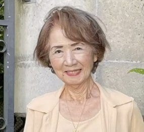 【91歳マダム】犬とお散歩の“上品コーデ”に称賛の声！「綺麗！」「品があって素敵」と反響