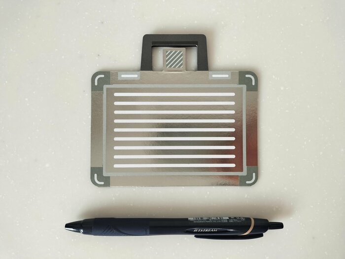 一般的なボールペンより少し小さい大きさ