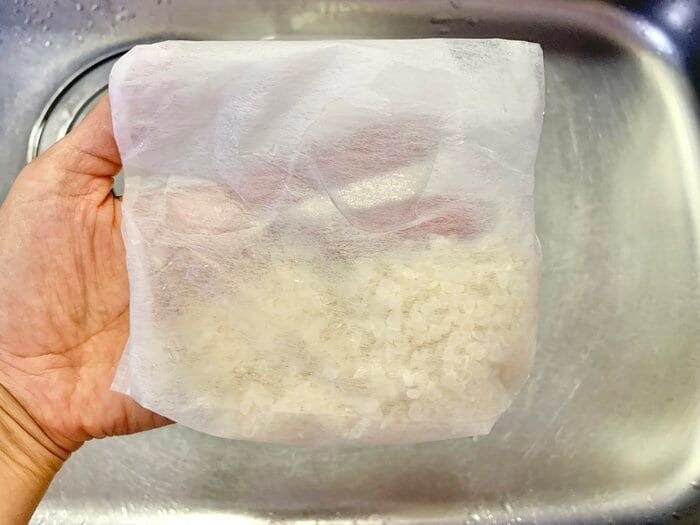 袋のまま流水で軽くもみ洗いします