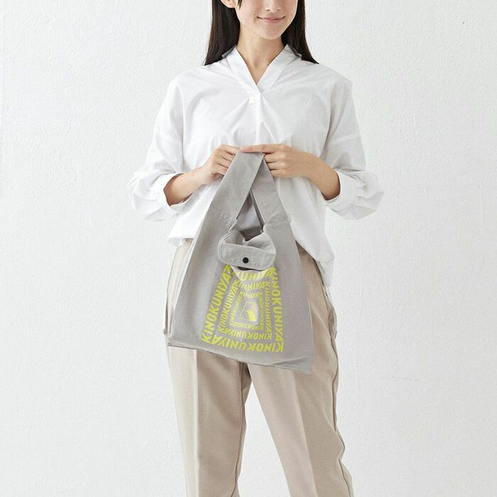 くるくると丸めてコンパクトに持ち運べるオリジナルショッパー