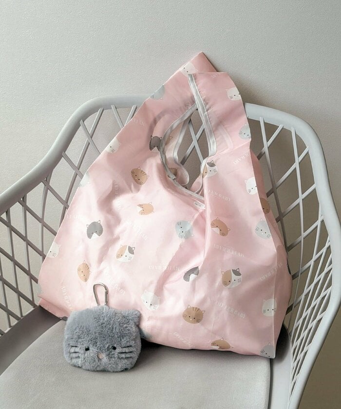 猫の顔を模したぬいぐるみポーチがセットになった贅沢な仕様