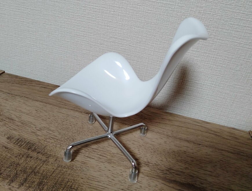 筆者撮影（ダイソー、インテリアチェア スタイリッシュカラー）